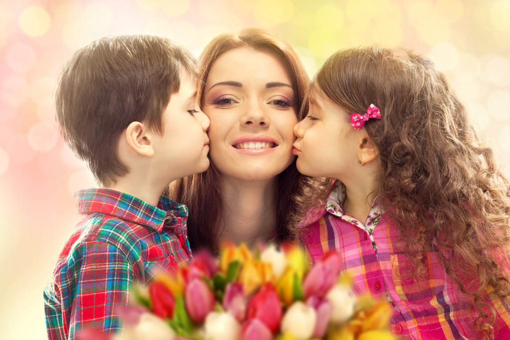 mom kissed by children